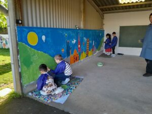 Les élèves de GS-CP peignent la fresque des monuments.